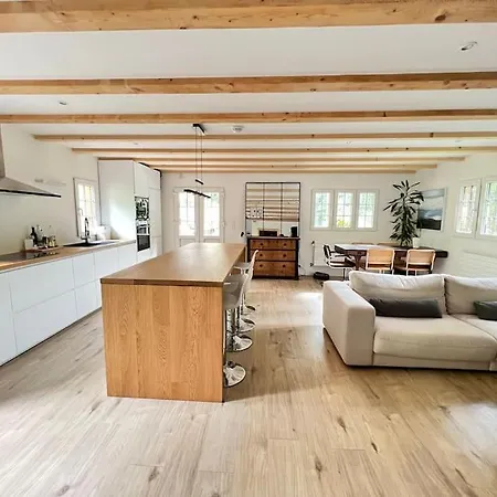 Chalet In On Edge Of Woods With River