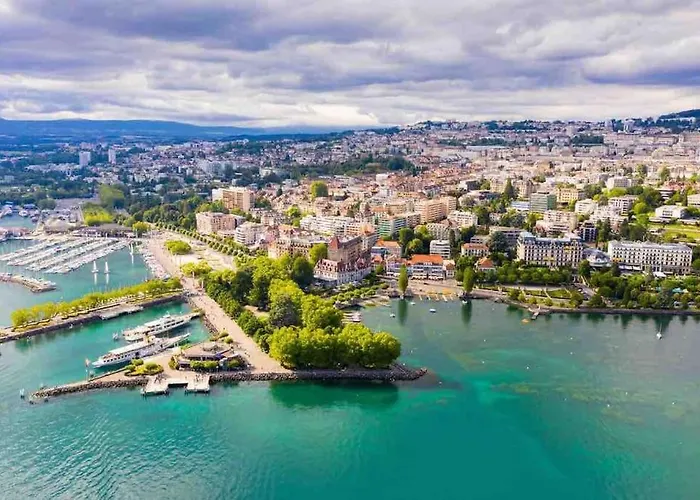 Chalet In On Edge Of Woods With River