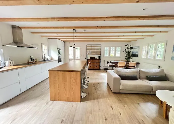 Chalet In On Edge Of Woods With River