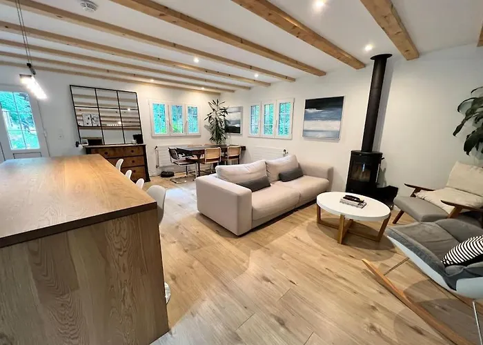 Chalet In On Edge Of Woods With River