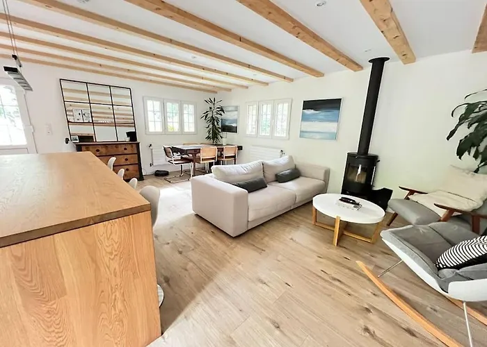 In On Edge Of Woods With River Chalet *