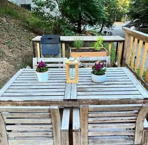 In On Edge Of Woods With River Chalet *