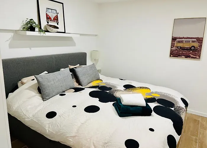 In On Edge Of Woods With River Chalet *