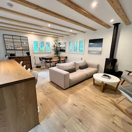 Chalet In On Edge Of Woods With River