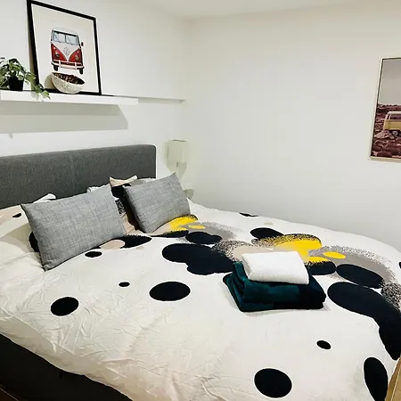 In On Edge Of Woods With River Chalet *