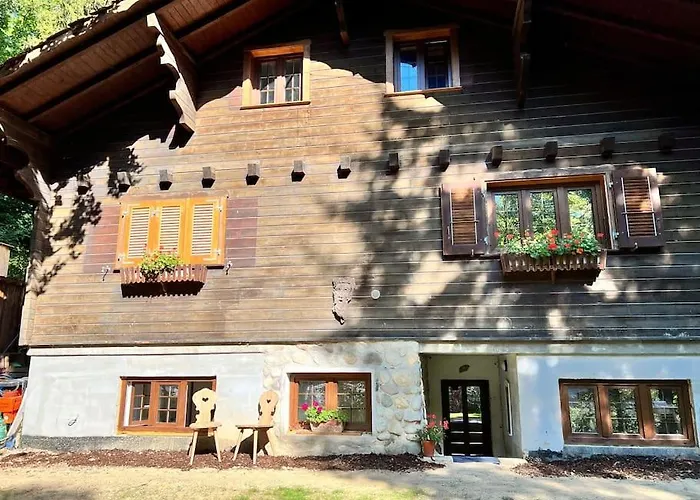 In On Edge Of Woods With River Chalet *